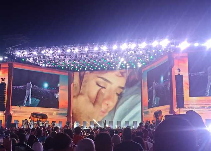 بسبب «سيلفي».. شاب يقتحم المسرح خلال حفل تامر حسني بـ «العلمين» (صور) | المصري اليوم