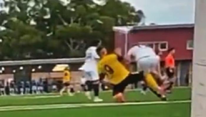 مطالبات بإيقاف واعتقال لاعب.. تدخل عنيف يثير موجة غضب (فيديو)