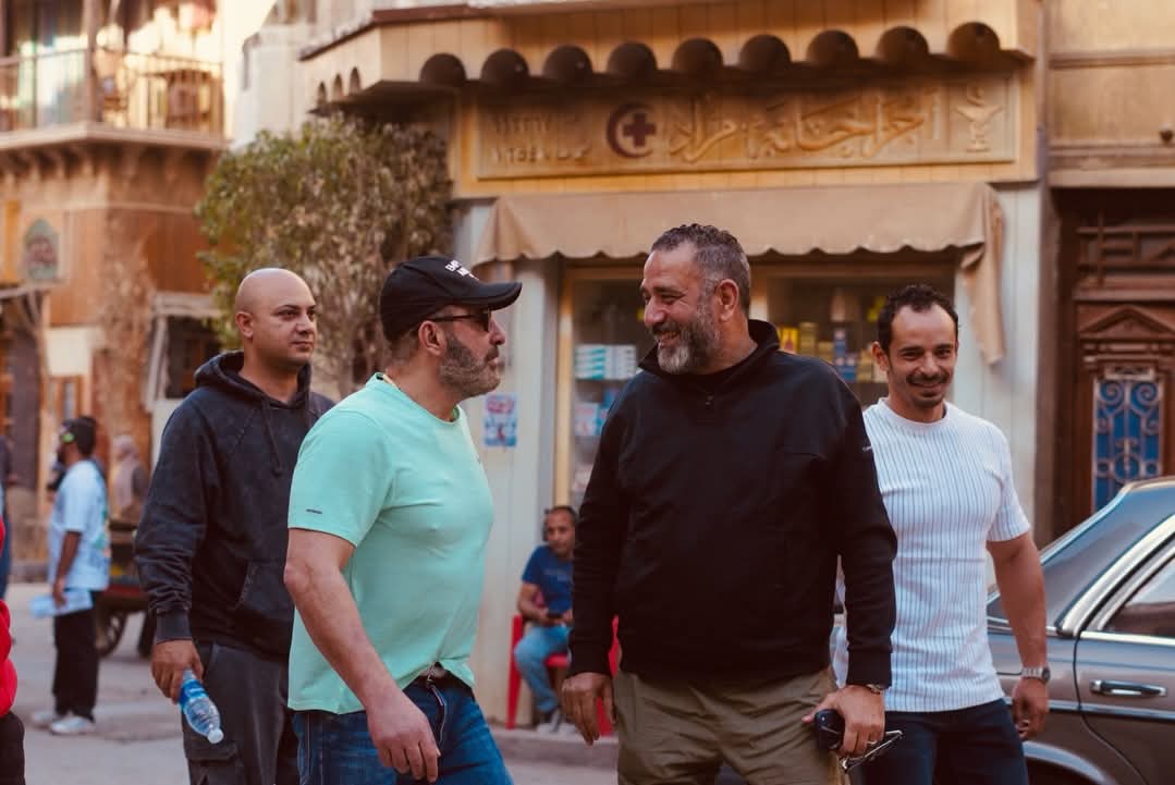 أحمد السقا يدعم هند صبري بزيارة مفاجئة في كواليس مناعة