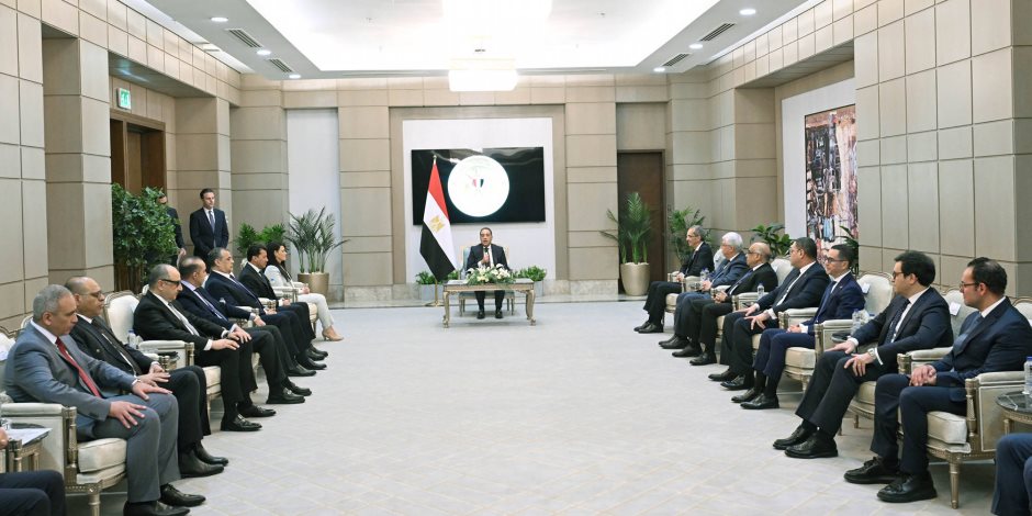بحضور الوزراء الجُدد: رئيس الوزراء يُكرم الوزراء السابقين .. ويؤكد: نستكمل ما بناه السابقون .. وهدفنا جميعًا خدمة المواطن - صوت الأمة