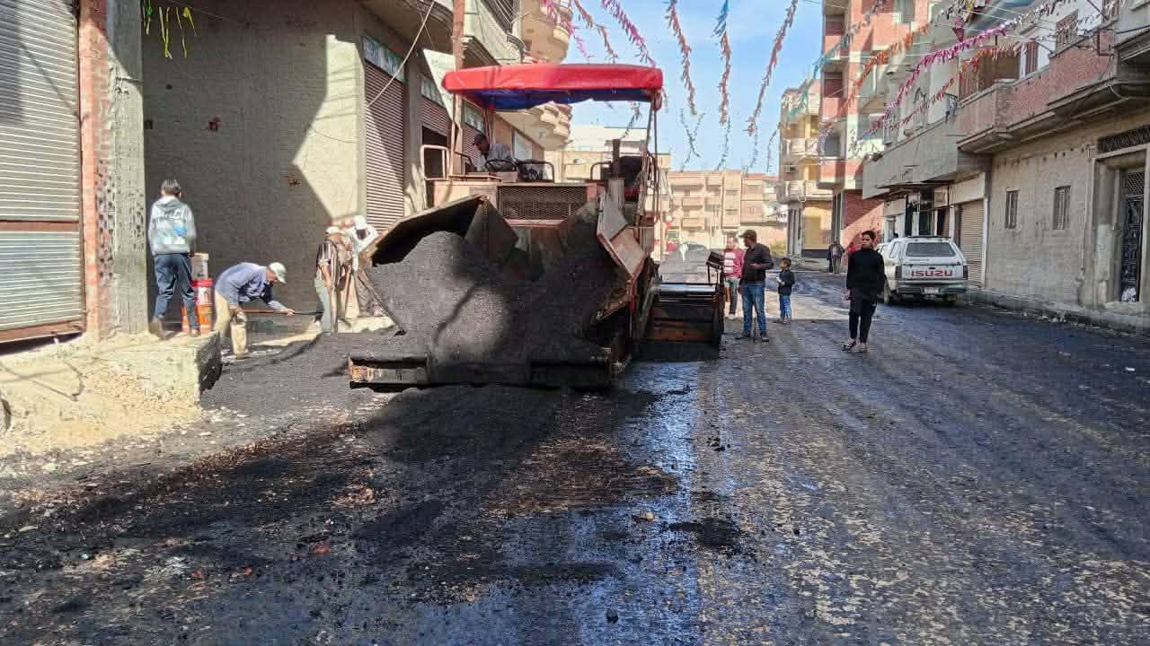 رئيس مدينة كفر الدوار يتابع أعمال رصف كفر الدوار البلد