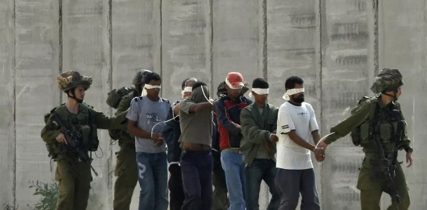 حماس عن التنكيل الإسرائيلي بأسرى سجن عوفر: جريمة حرب جديدة