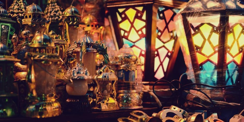 أقدم ورشة فوانيس فاطمية في الفيوم.. حكاية تراث يضيء رمضان منذ أكثر من 100 عام - صوت الأمة