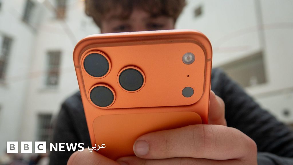 في ظل سُمّية وسائل التواصل، هل ما زال استخدامها أخلاقياً؟ -مقال في الغارديان - BBC News عربي