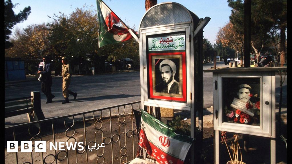 تظاهرات إيران: ماذا يخبرنا عام 1979 عما قد يحدث اليوم؟ - مقال في الغارديان - BBC News عربي