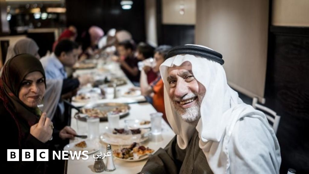 رمضان: كيف تتجنب الإحساس بالجوع والعطش أثناء الصيام؟ - BBC News عربي