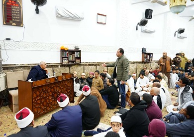 محافظ مطروح يستمع لشكاوى المواطنين بعد العشاء والتراويح بمسجد عمرو بن العاص