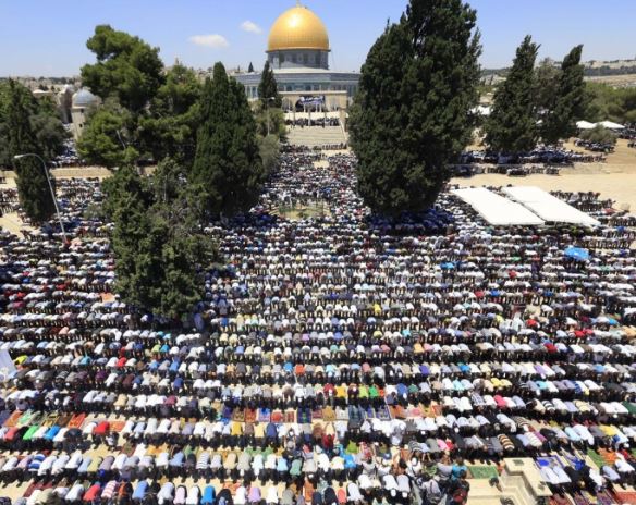 80 ألف فلسطيني يؤدون صلاة الجمعة الأولى من رمضان في المسجد الأقصى