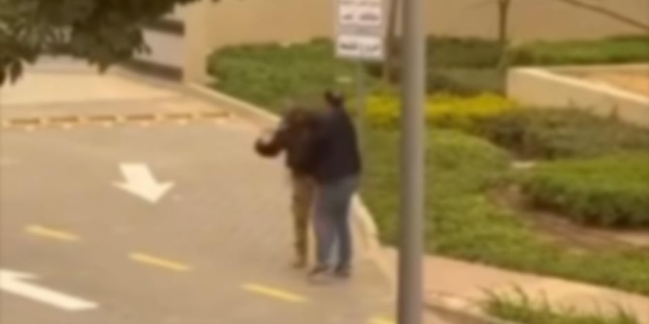الداخلية: ضبط المتهم بالتعدي على فرد أمن إداري بأحد المجمعات السكنية بالقاهرة الجديدة (فيديو) - صوت الأمة