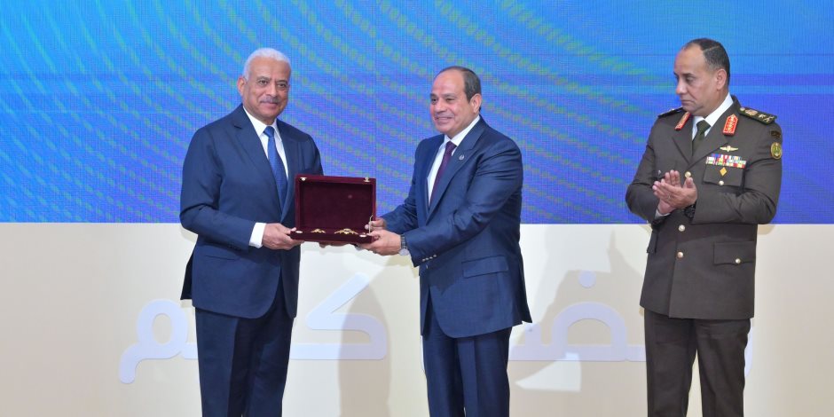 الرئيس السيسى يشهد حفل تكريم الفريق أول عبد المجيد صقر بحضور وزير الدفاع ورئيس الأركان وقادة الأفرع - صوت الأمة