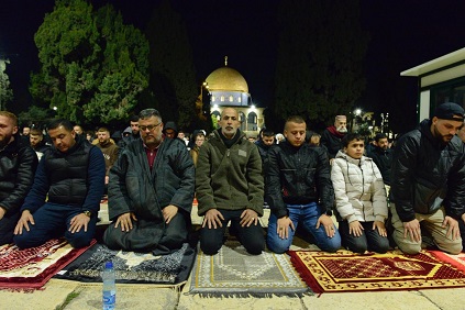 50 ألف مصل يؤدون صلاتي العشاء والتراويح في المسجد الأقصى