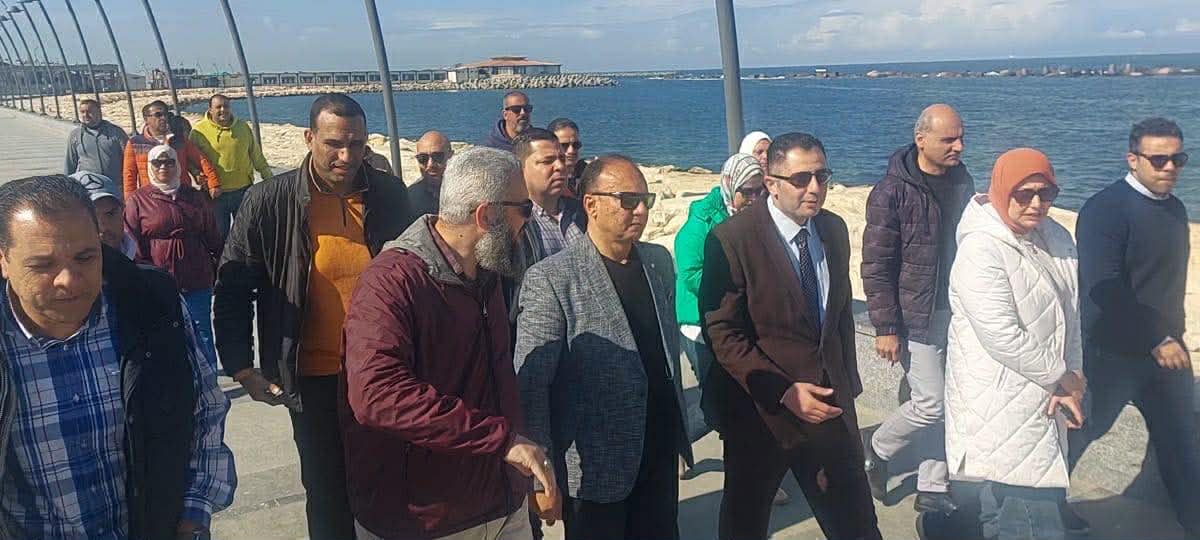 محافظ دمياط يتفقد مشروع الممشى السياحي في رأس البر