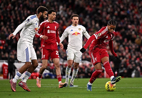 ليفربول يراقب مدافع ليدز لترميم صفوفه