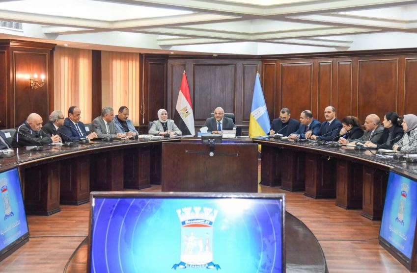 محافظ الإسكندرية يعقد أول اجتماع موسع مع القيادات التنفيذية ومديري المديريات