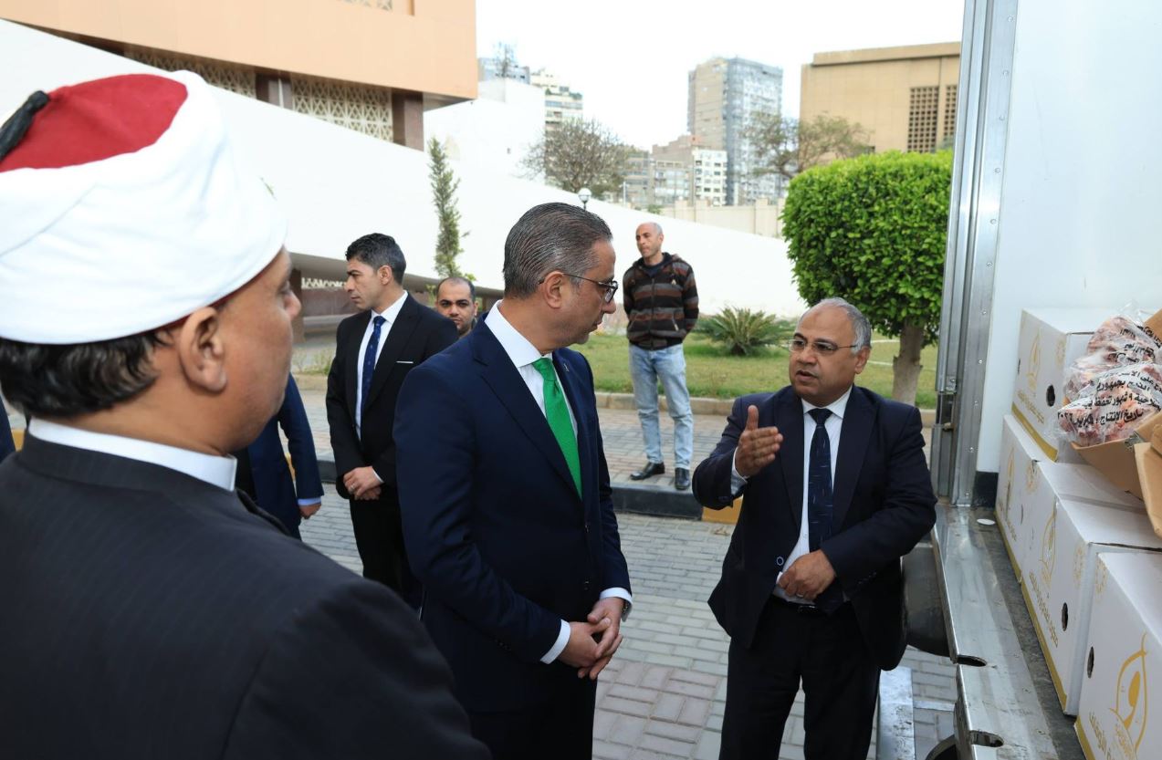 محافظ الجيزة يتسلّم 4 أطنان لحوم من صكوك الإطعام لدعم الأسر الأولى بالرعاية