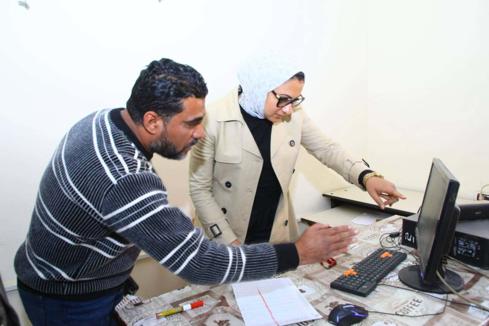 محافظ الوادي الجديد تتابع منظومة المنصة الوطنية لتقنين أراضي الدولة بديوان عام المحافظة