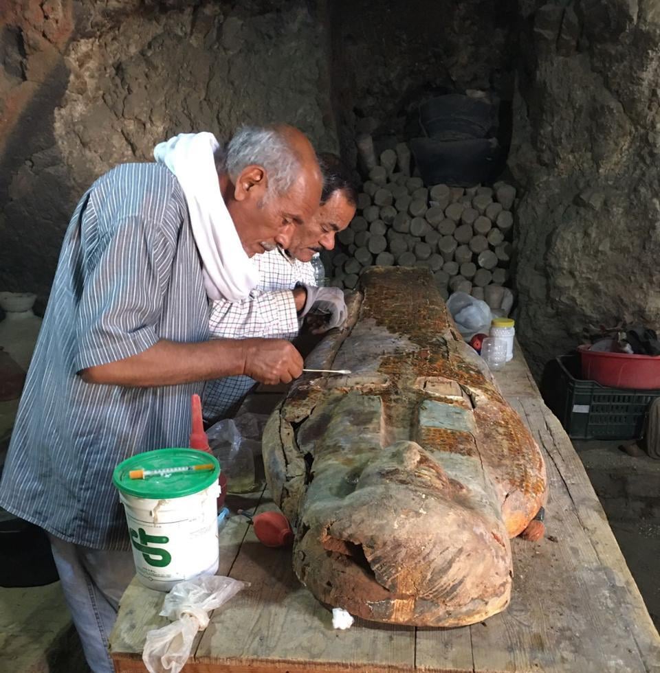العثور على خبيئة من التوابيت الملونة لمنشدي آمون و8 برديات نادرة من عصر الانتقال الثالث في الأقصر