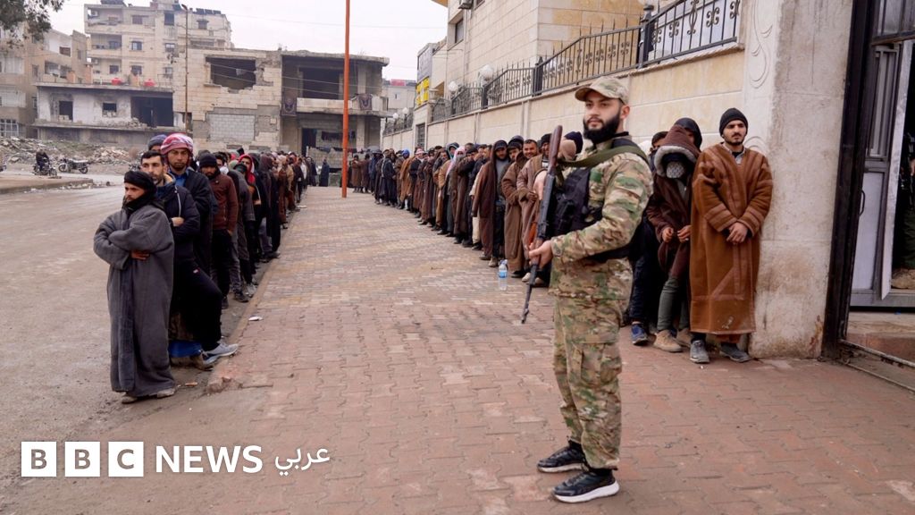 الرقة: آلاف المقاتلين السابقين في "قسد" يسلمون أسلحتهم للحكومة السورية الانتقالية - BBC News عربي