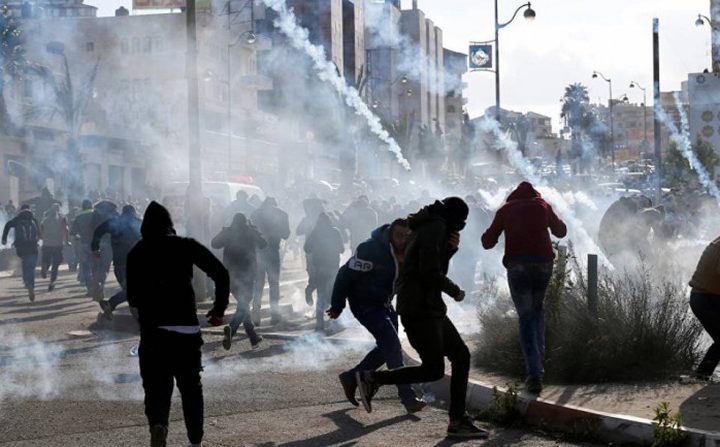 عشرات حالات الاختناق خلال اقتحام قوات الاحتلال بلدة بيت أمر