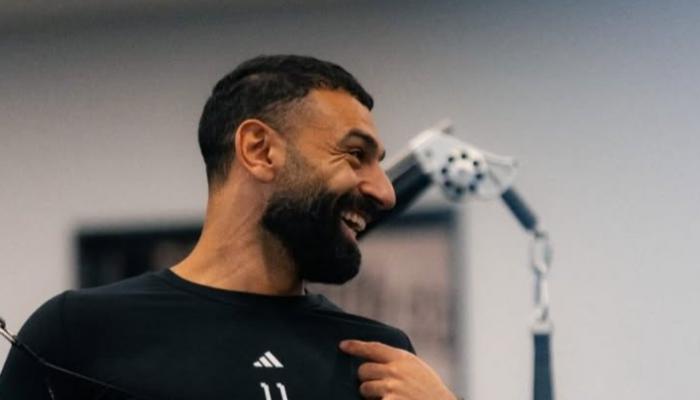 كشف أغنيته المفضلة.. محمد صلاح &laquo;منسق موسيقي&raquo; في ليفربول (فيديو)