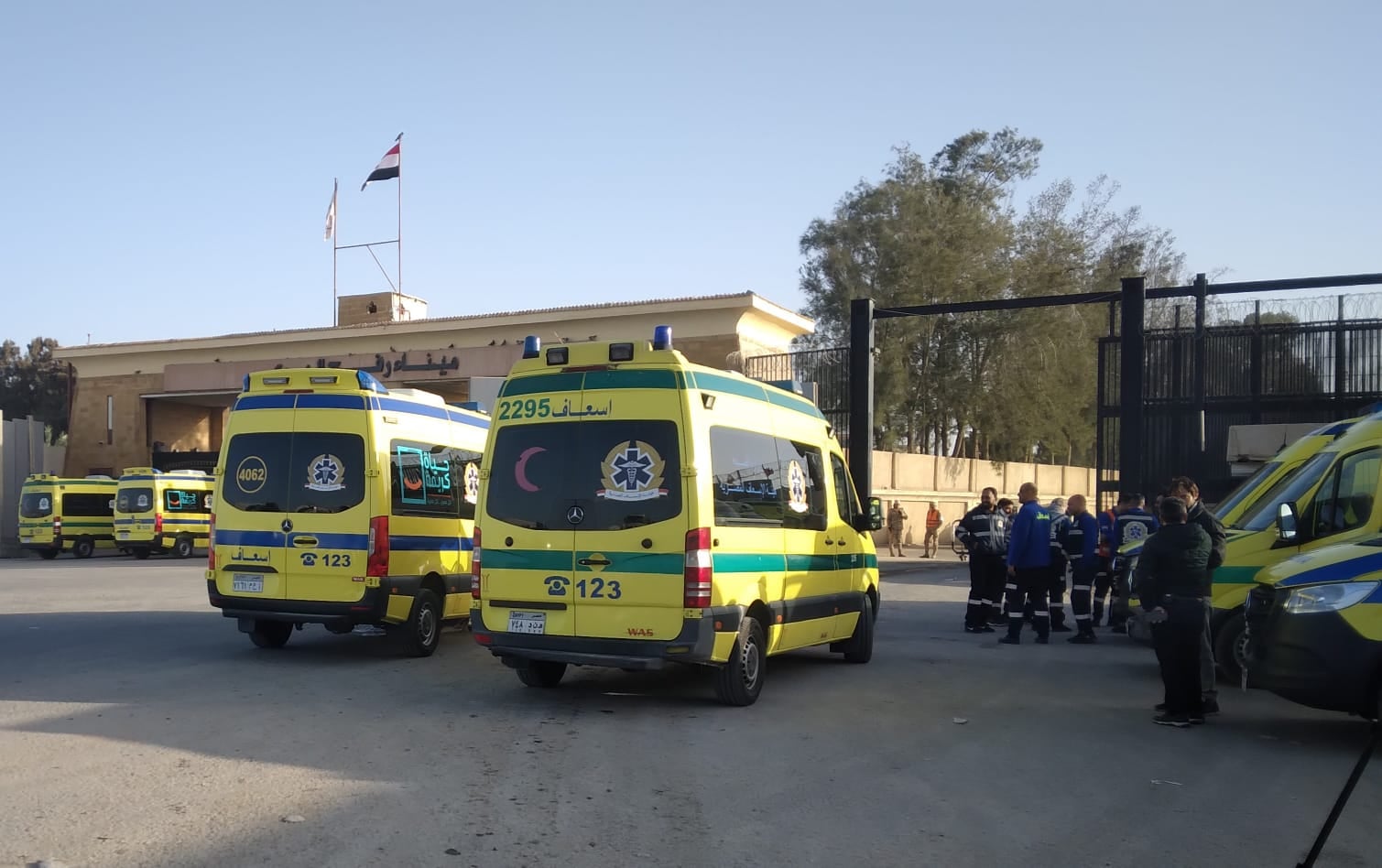 معبر رفح البري يواصل استقبال دفعات المغادرين.. ويستعد لوصول المصابين