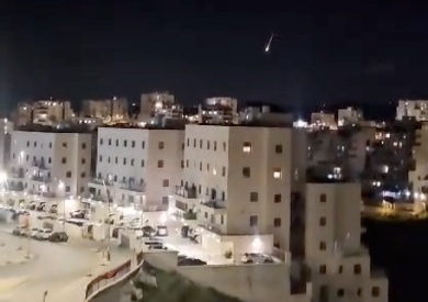 سقوط صواريخ إيرانية بشكل مباشر على عدة مدن في إسرائيل بينها ضربة على بيت شيميش