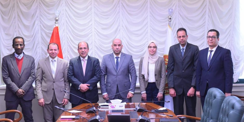 وزير العمل يبحث مع رئيس الجامعة البريطانية إطلاق منظومة وطنية لتأهيل الكوادر المصرية - صوت الأمة