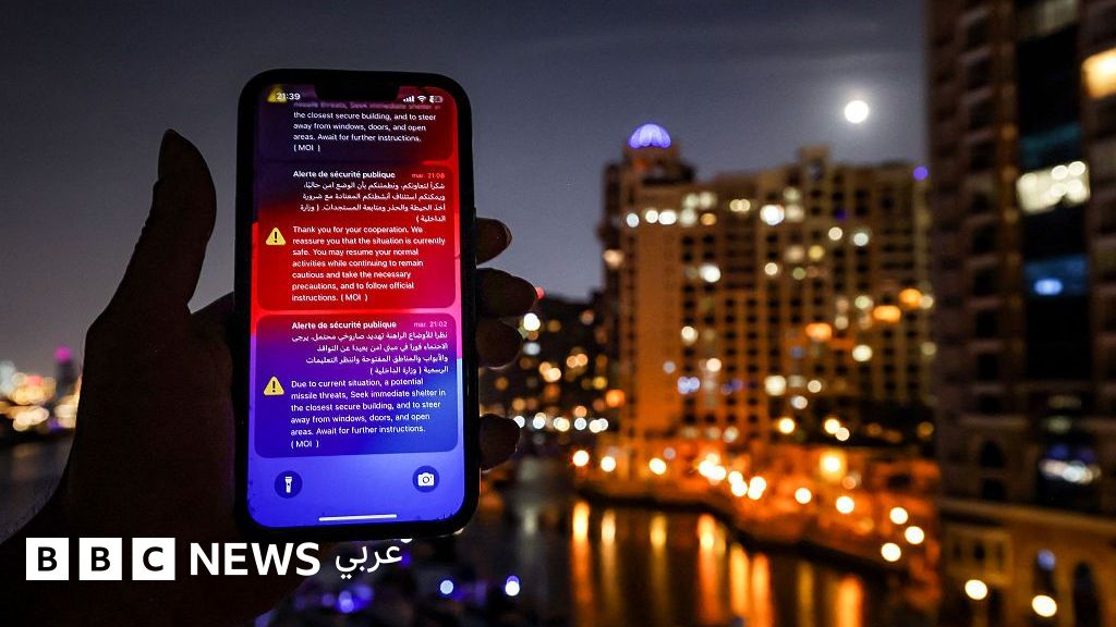 كيف يعيش الوافدون العرب في الخليج في زمن الحرب؟ - BBC News عربي
