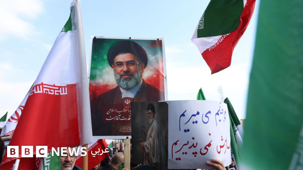 مجتبى خامنئي "يعيد النظام الملكي إلى إيران" - مقال في وول ستريت جورنال - BBC News عربي