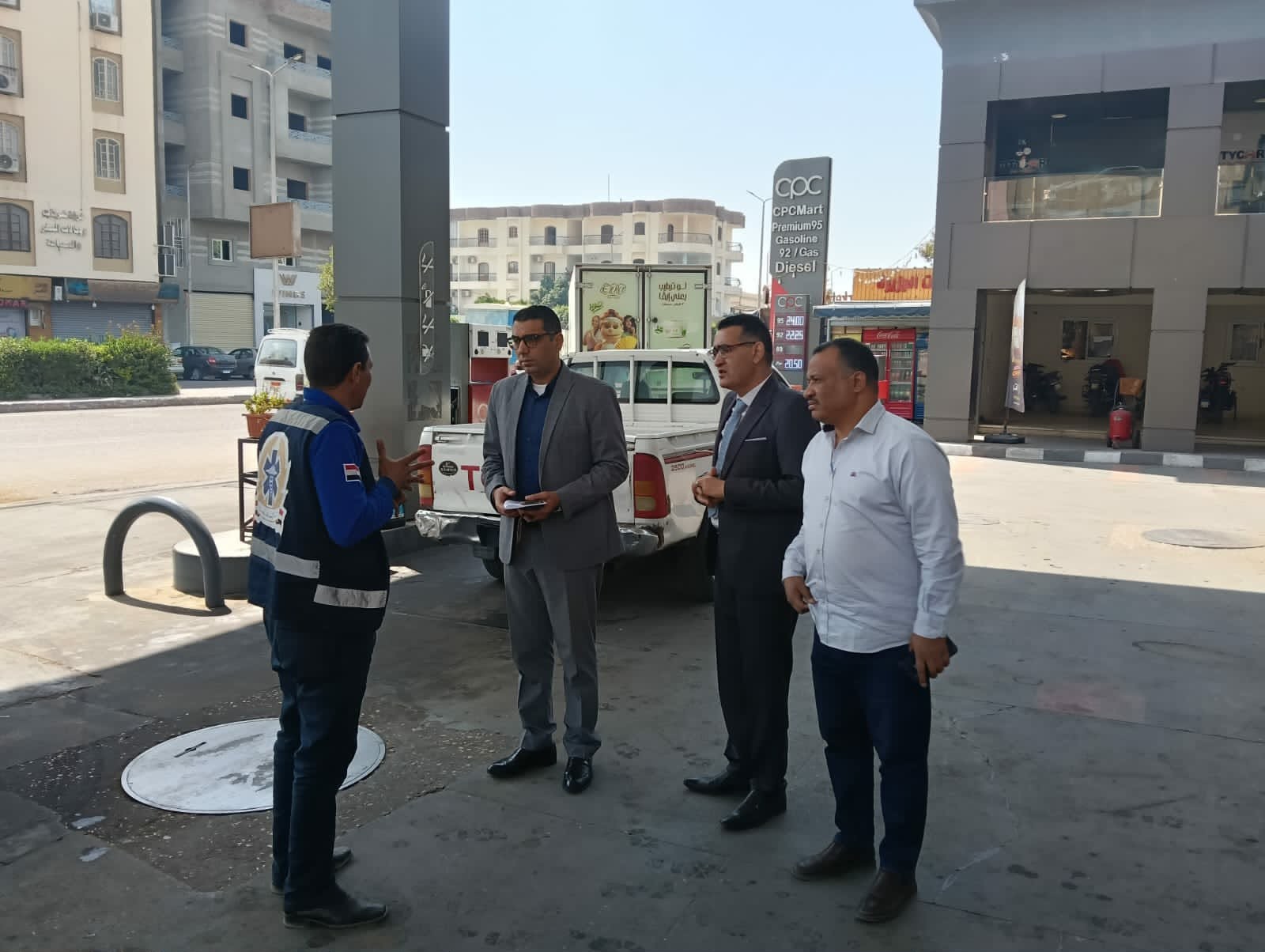نائب محافظ الأقصر يتابع انتظام العمل بعدد من المنشآت التموينية ومحطات الوقود