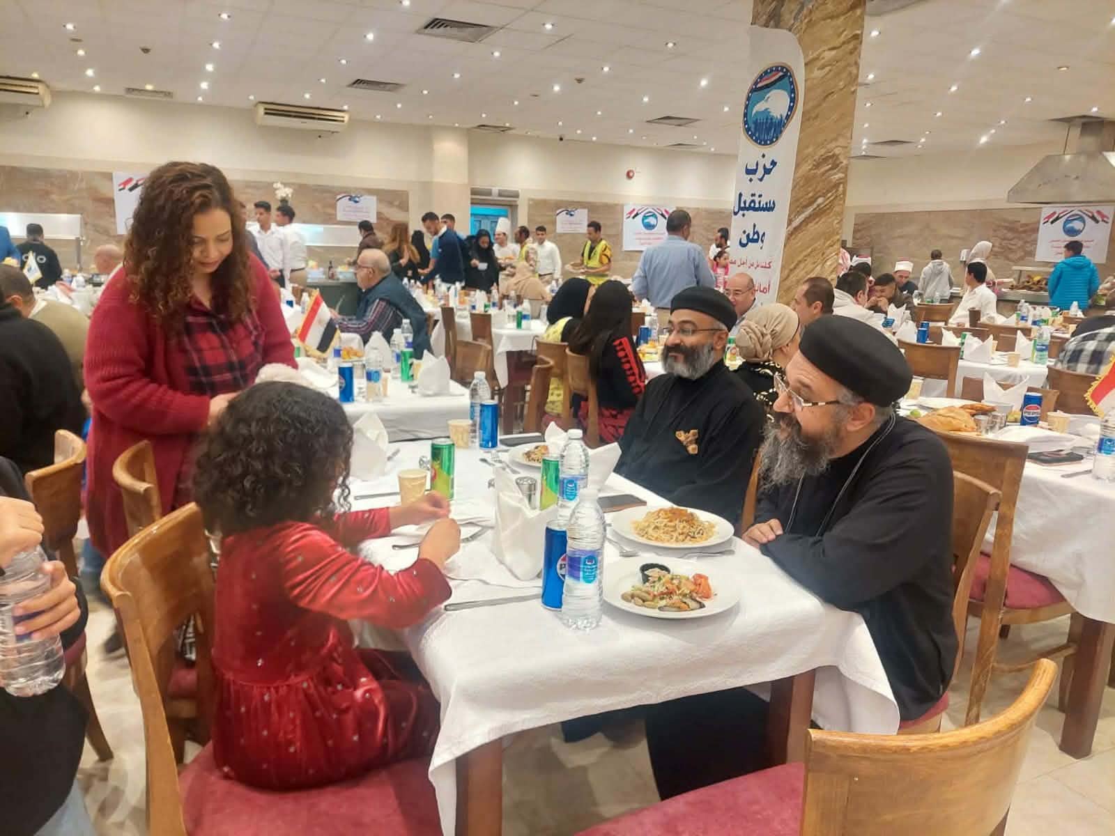بالطبل والمزمار.. مسيحي يستقبل الصائمين على مائدة إفطار «وطن واحد» بمدينة دهب