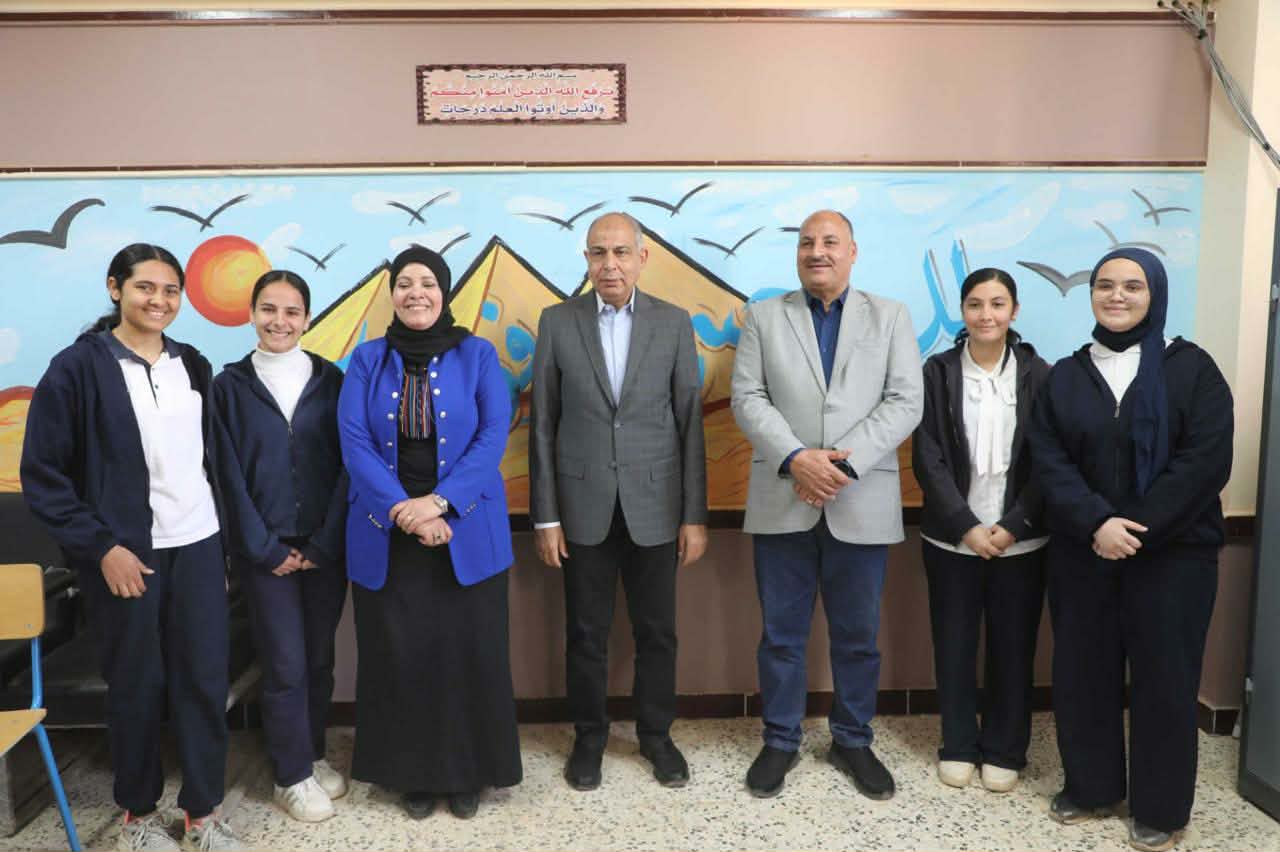 محافظ المنيا يشيد بتميز طالبات مدرسة اللواء فاروق طه الحاصلات على شهادة TOFAS