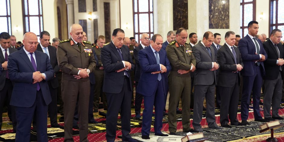 الرئيس السيسي يؤدي صلاة الجمعة بمسجد المشير تزامنا مع احتفالات مصر بذكرى يوم الشهيد - صوت الأمة