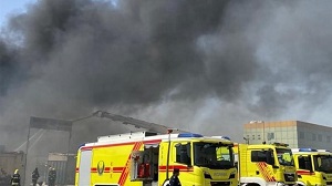 هجوم بمسيرة يشعل حريقًا ويعطل بعض عمليات تحميل النفط في ميناء الفجيرة الإماراتي