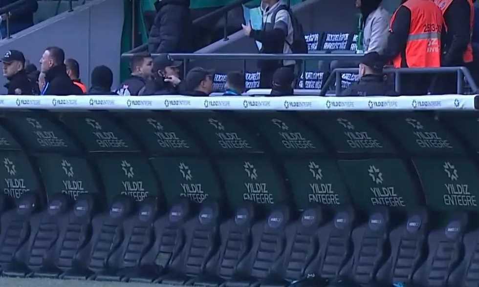 "نريد العدالة لا الامتيازات".. دكة فارغة وتصريحات نارية بعد طرد مدرب في الدوري التركي