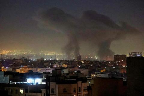 إسرائيل تقول إنه ما زال لديها "آلاف الأهداف" لضربها في إيران، وإدارة ترامب تعلن قريباً عن تحالف لمرافقة السفن عبر مضيق هرمز - BBC News عربي