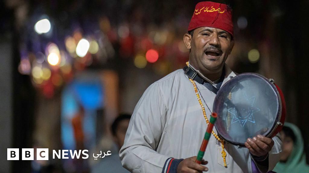 كيف أصبح المسحراتي طقساً رمضانياً؟ - BBC News عربي