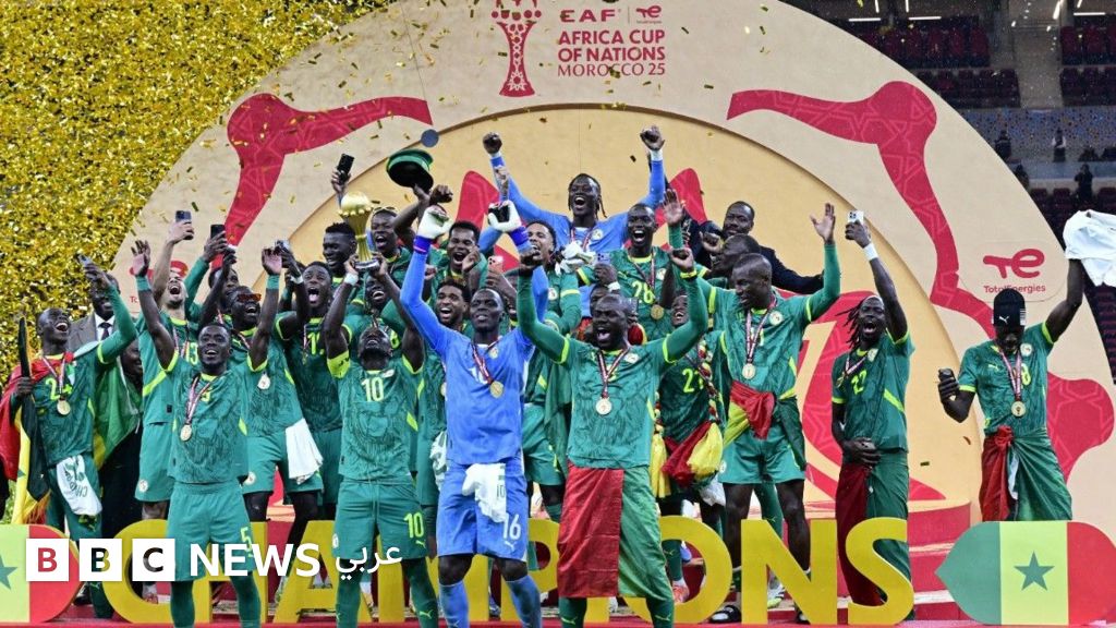 السنغال والمغرب: كيف تفاعلت الجماهير مع قرار سحب كأس أمم أفريقيا من السنغال عقب شهرين من تتويجه؟ - BBC News عربي