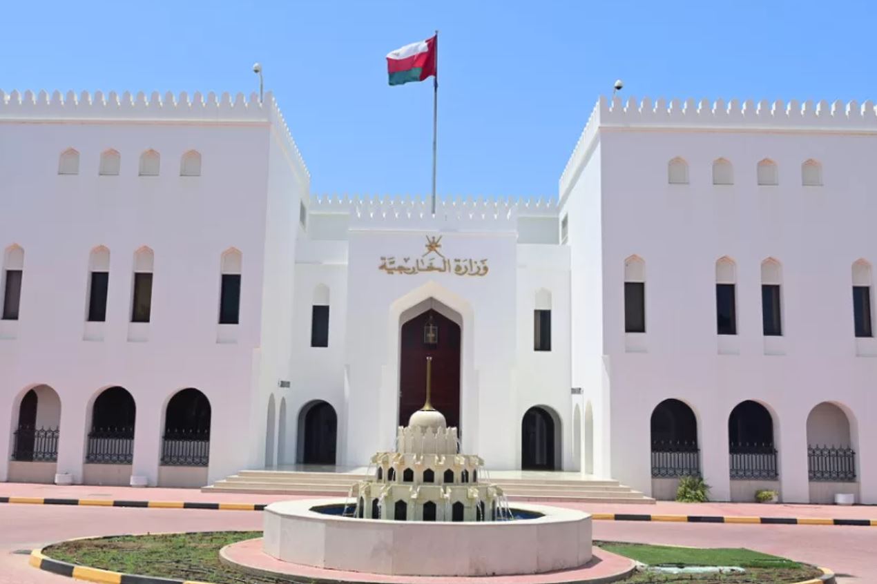 سلطنة عُمان تستنكر استهداف منشآت الطاقة في الإمارات وقطر والسعودية