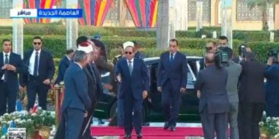 الرئيس السيسي يصل مسجد الفتاح العليم بالعاصمة الجديدة لأداء صلاة عيد الفطر - صوت الأمة