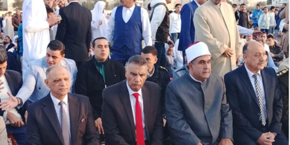 محافظ جنوب سيناء يتوجه لصلاة عيد الفطر بساحة الاستاد الرياضى بطور سيناء - صوت الأمة