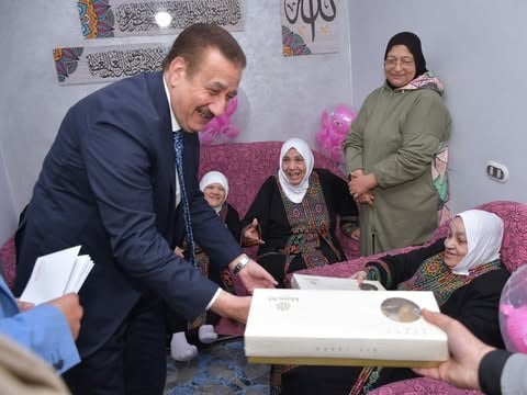 محافظ بورسعيد يزور دارين لرعاية الأيتام والمسنين للتهنئة بعيد الفطر
