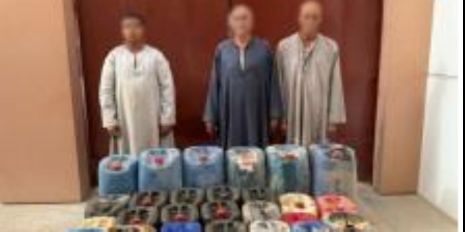 أمن أسوان يضبط 3 أشخاص جمعوا 1800 لتر مواد بترولية داخل مخزن لإعادة بيعها بالسوق السوداء - صوت الأمة