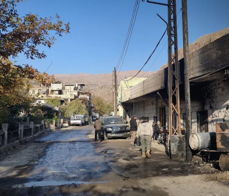 القناة 12 العبرية: تضرر مبنيين في مستوطنة المطلة وصفد جراء إطلاق وابل صواريخ من لبنان