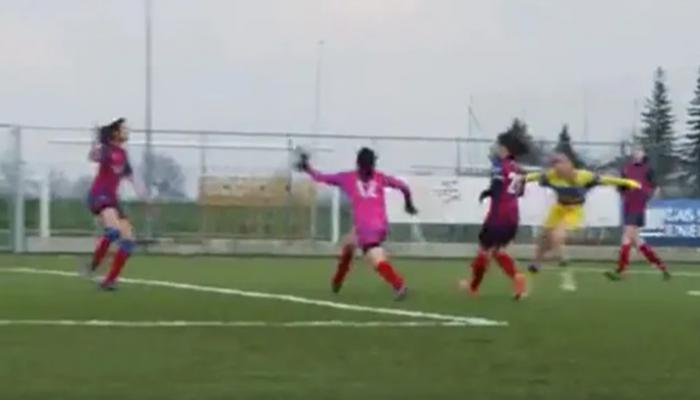 فرط في ركلة جزاء.. لفتة أخلاقية من فريق نسائي (فيديو)