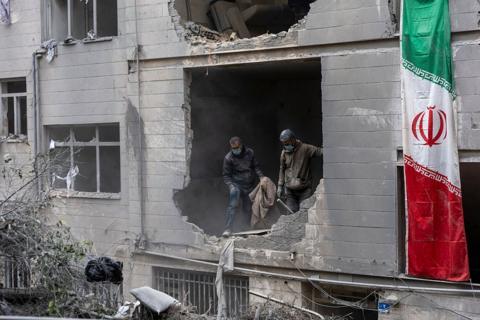 الجيش الإسرائيلي يعلن شن "موجة واسعة من الهجمات" على طهران، والحرس الثوري يهدد بقصف شبكات الكهرباء التابعة لإسرائيل - BBC News عربي