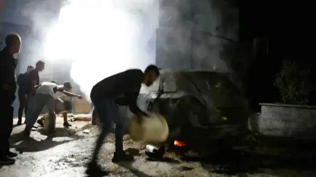 نيران المستوطنين بدير الحطب.. منازل محروقة وفلسطينيون ينجون بصعوبة