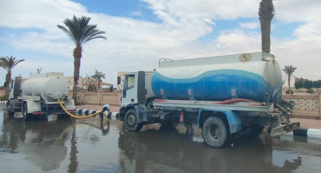 الدفع بسيارات لشفط مياه الأمطار الغزيرة من شوارع مدينة رأس سدر