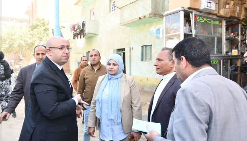 محافظ الفيوم يخصم يومين من راتب رئيس وحدة سنرو بسبب النظافة والإشغالات