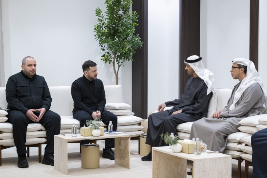 رئيسا الإمارات وأوكرانيا يبحثان تداعيات التصعيد العسكري بالمنطقة
